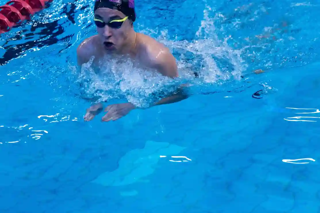 Clase de natación para adultos en Villaviciosa