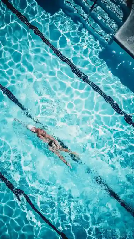 Clase de aquagym con monitor titulado