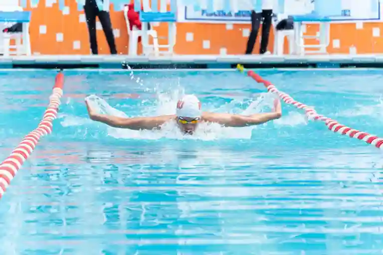 Clase de natación para adultos en La Moraleja