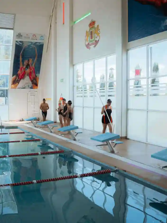 Clase de natación en una urbanización de Aravaca