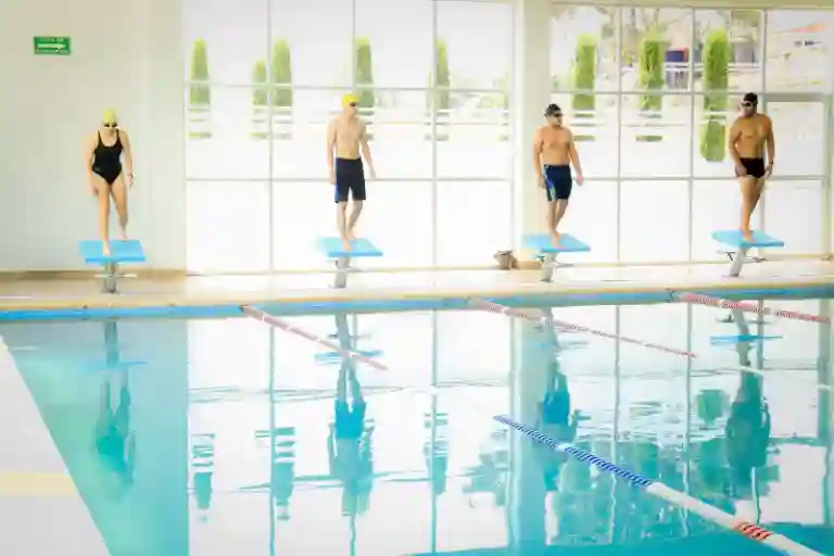 Mujer haciendo ejercicio en la piscina