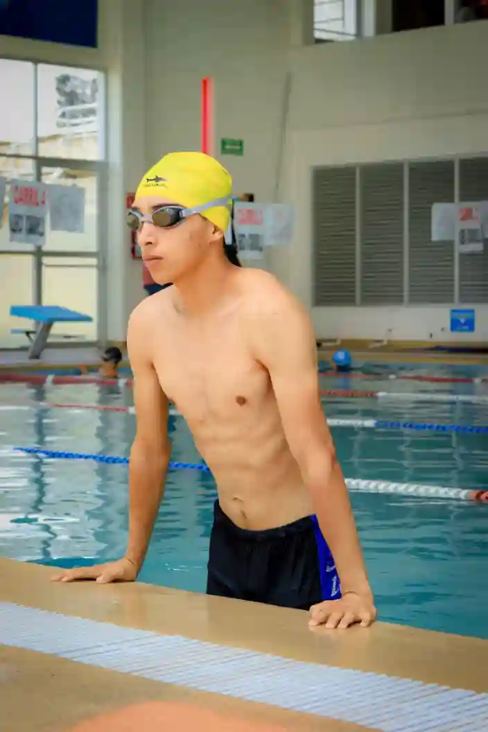 Persona mayor haciendo ejercicio en la piscina