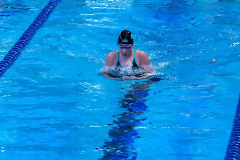 Clase de natación para mejorar la forma física