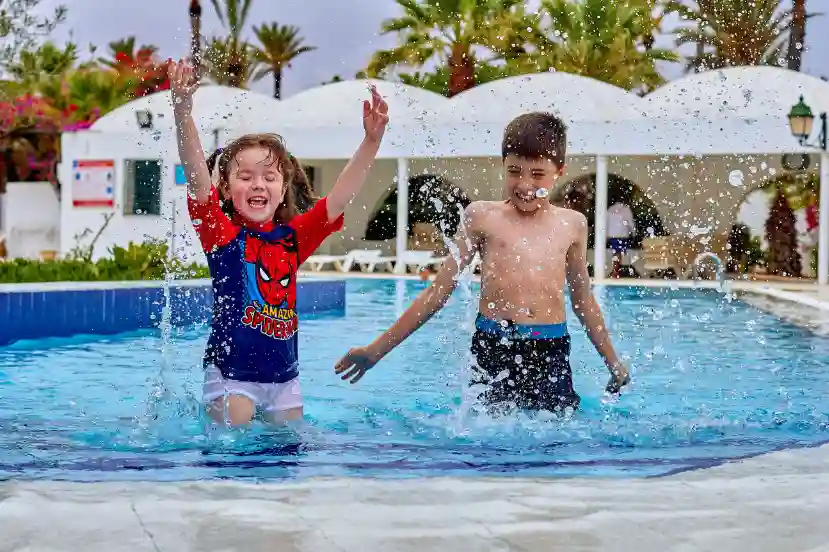 Práctica de natación en piscina en Madrid